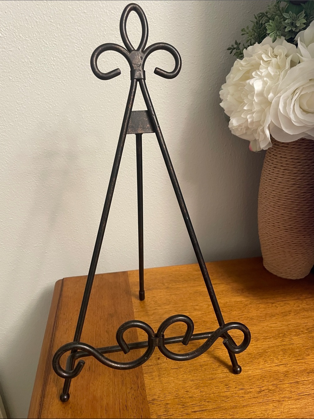 Iron Scroll Metal Decorative Display Stand or Easel Black Gold Copper Color